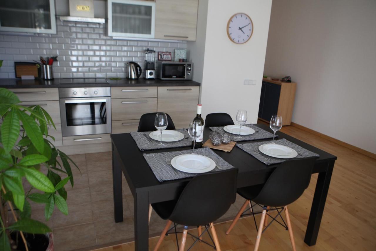 Cozy Home Apartment Kaivas, Free Parking, Self Check-In Riga Buitenkant foto